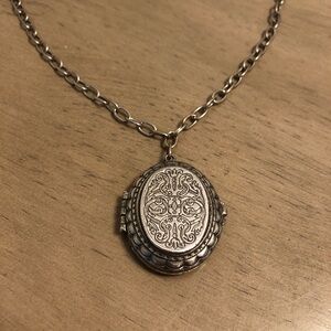 Elegant Vintage Silver Tone Locket Pendant Necklace